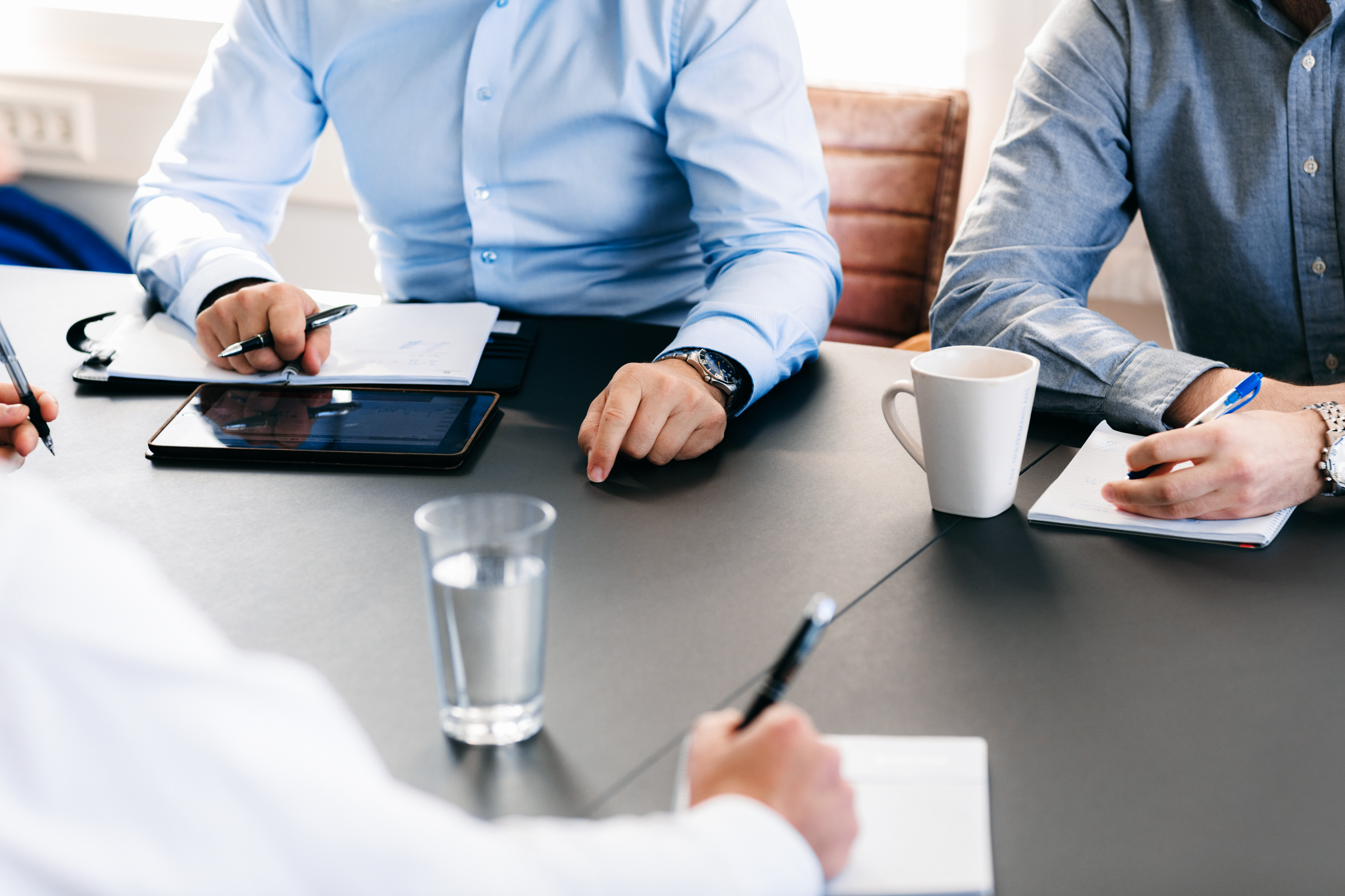 To menn diskuterer på kontoret